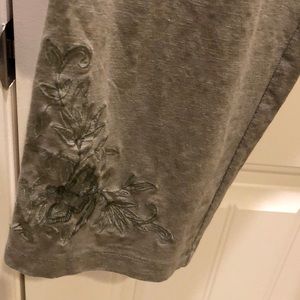 Chico’s Weekends line elastic waist crop pants